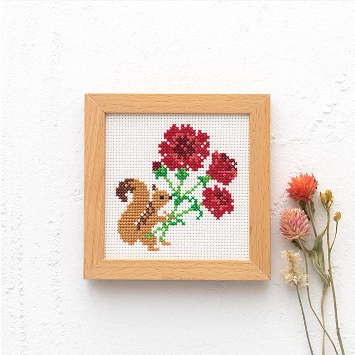 刺繍 キット コスモ かわいいどうぶつと季節のお花 りすとカーネーション 865 木製フレーム付き Cosmo キット 手芸材料の通販シュゲールyahoo 店 通販 Yahoo ショッピング
