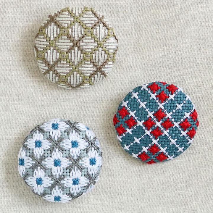 戸塚刺しゅう 地刺しキット 白糸をつかったくるみボタン 刺繍 白糸 くるみボタン 地刺しの連続模様2 カウントステッチ おしゃれ かわいい 手芸材料の通販シュゲールyahoo 店 通販 Yahoo ショッピング