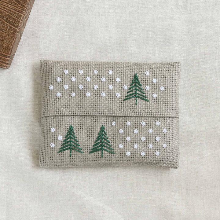 戸塚刺しゅう 地刺しキット 雪模様のポケットティッシュケース ノーブルグレー 刺繍 ポケットティッシュケース 地刺しの連続模様2 カウントステッチ 手芸材料の通販シュゲールyahoo 店 通販 Yahoo ショッピング
