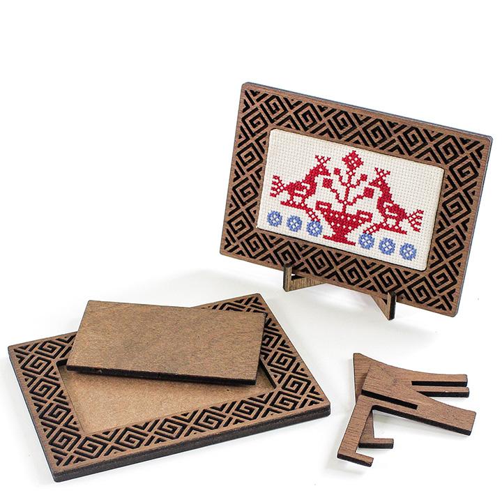 刺繍 透かし模様のプチフレーム 長方形 ダークブラウン 内寸81 46mm 中板 スタンド付き 刺繍ベース 木製 刺しゅう額 飾り土台 貼り付けフレーム 手芸材料の通販シュゲールyahoo 店 通販 Yahoo ショッピング