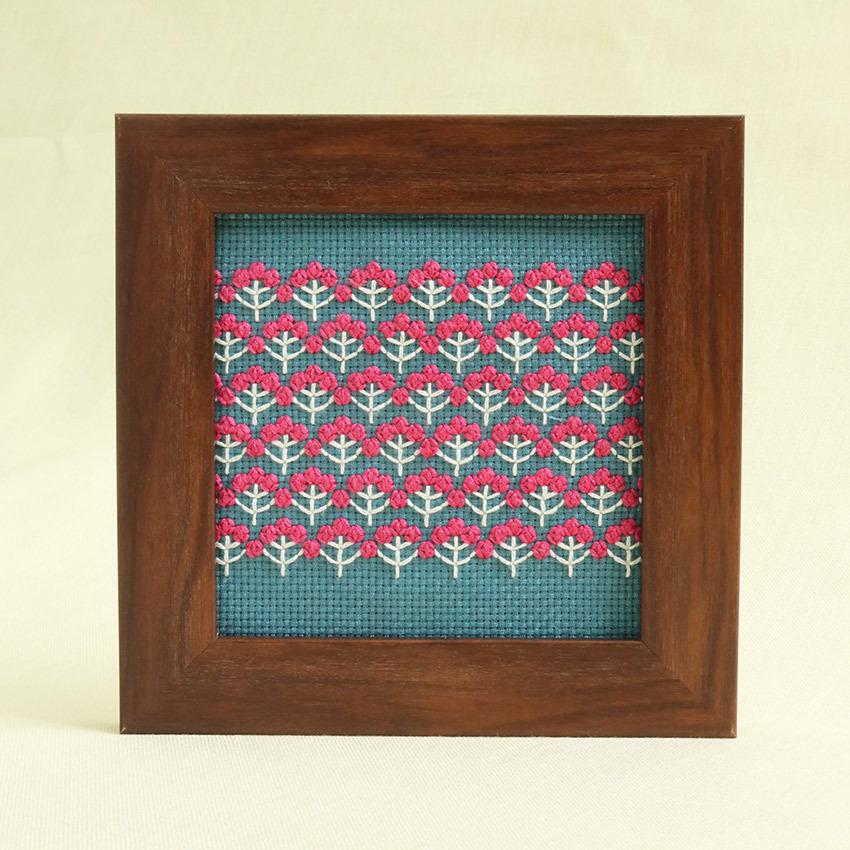 戸塚刺しゅう 地刺しキット 113 ピンクの小花のフレーム 額付き キット 刺繍キット 地刺しの連続模様2 カウントステッチ 秋さきどりsale 手芸材料の通販シュゲールyahoo 店 通販 Yahoo ショッピング