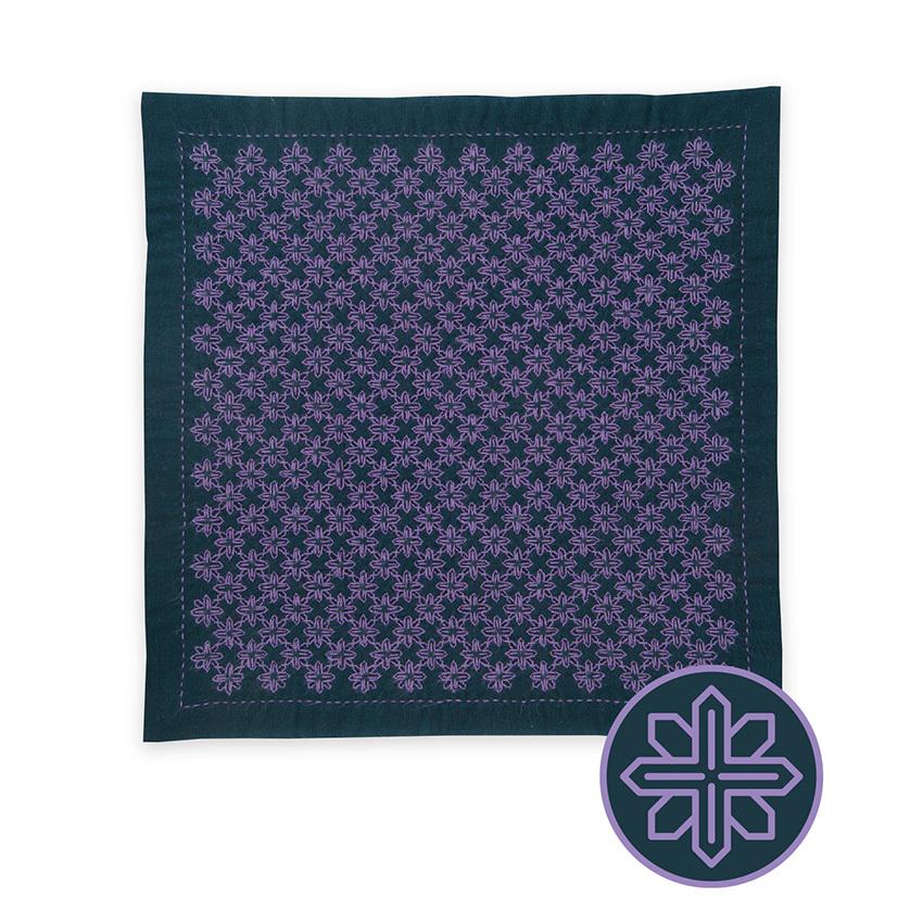 1350 藍(鉄)のテーブルクロスにオリジナル刺し子:一筆六弁花+○ Amazon｜刺し子とびあさのは散らばった麻の葉のテーブルクロス