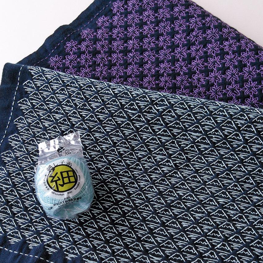 1350 藍(鉄)のテーブルクロスにオリジナル刺し子:一筆六弁花+○ Amazon｜刺し子とびあさのは散らばった麻の葉のテーブルクロス