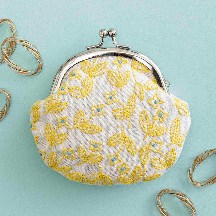 戸塚刺繡　女の子の額 戸塚刺しゅう × 星燈社 フリーステッチキット 星あかりの刺繍手帖 533