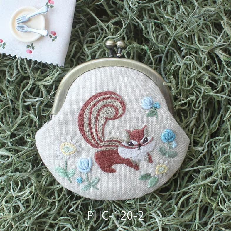 Chicchiさんの動物刺繍キット(図案印刷済) がま口 野花と遊ぶ | piece