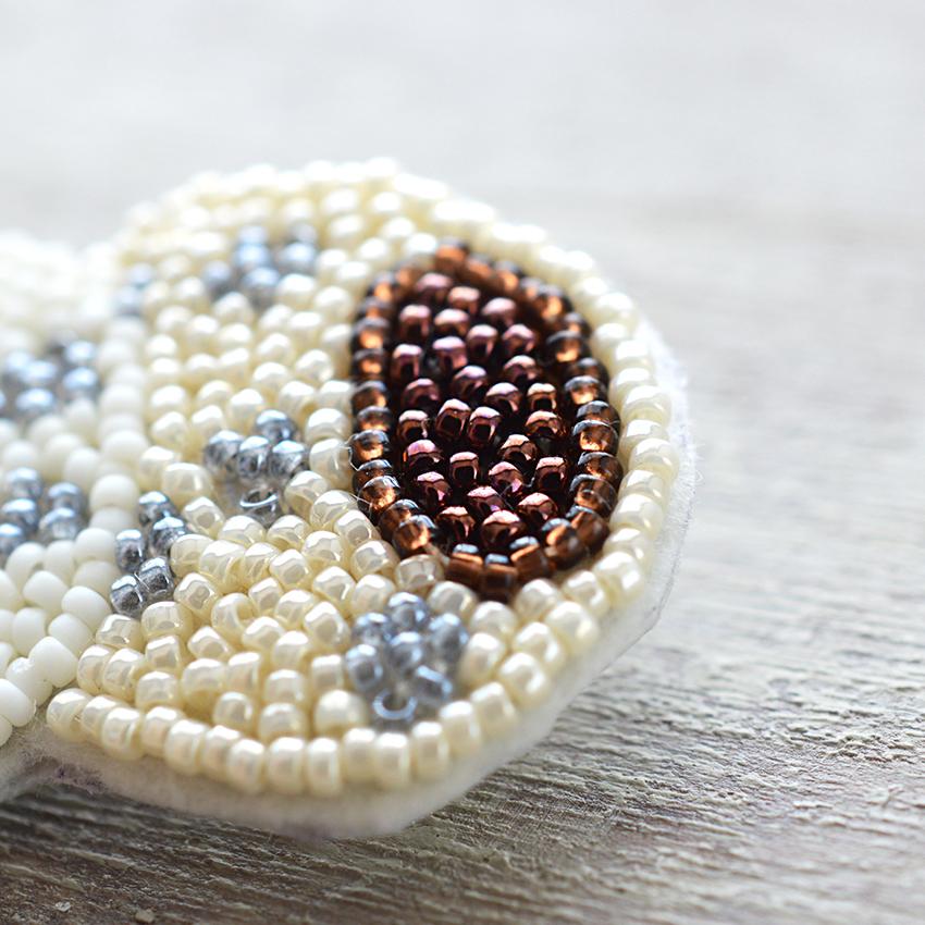 専用ページ ビーズブローチ ビーズ刺繍 アクセサリー How to make a simple beaded embroidery brooch | Lip Star Question