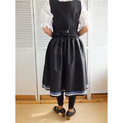 フォークダンス衣装◇ブルーチロリアンテープを使ったスクエアネック