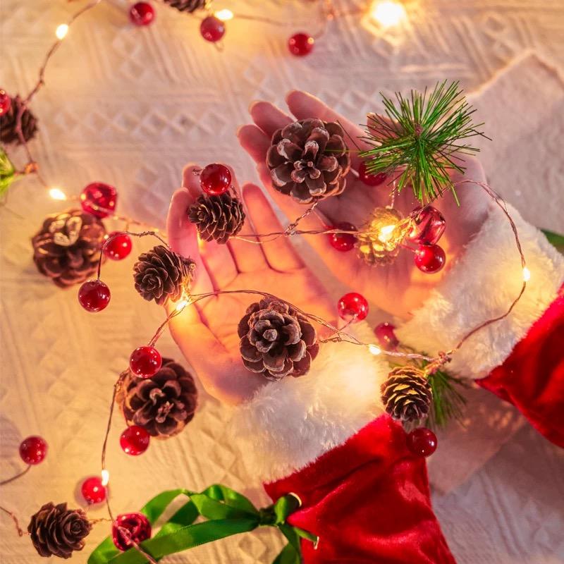 松ぼっくり イルミネーションライト LED20灯 2m 電池式 クリスマス 飾り 本物松ぼっくり 赤い実 タイプA/B 冬装飾 ガーランドライト A243A244 |  | 15