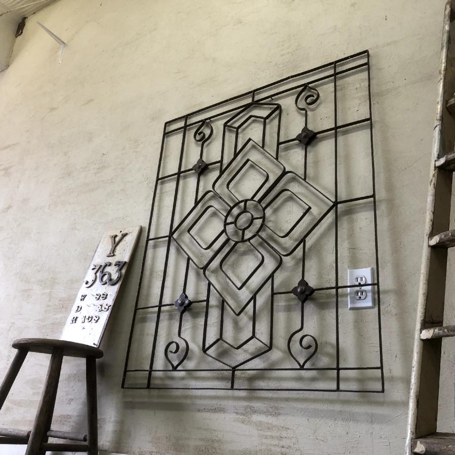 ペンキのついた鉄格子　壁掛け オブジェ アート 美術 芸術 ヴィンテージ 古道具 Y-363○W88×H108 大型アンティーク アイアン フェンス ガーデニング