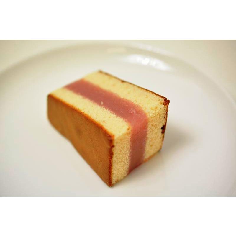 いちごシベリア　2枚のカステラに羊羹を挟んだ和菓子 | 
