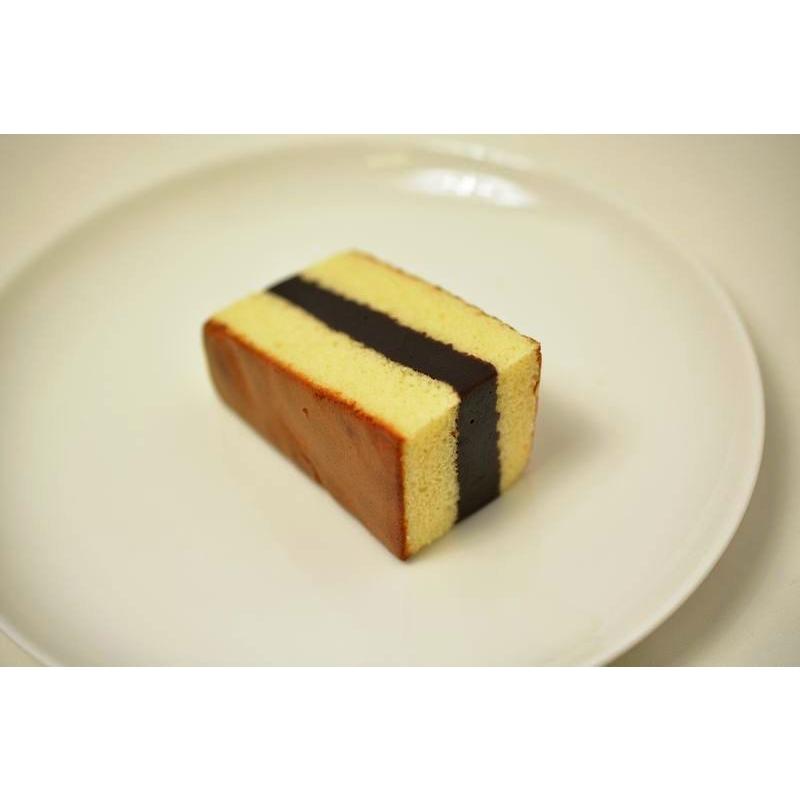 ココアシベリア　2枚のカステラに羊羹を挟んだ和菓子 | 