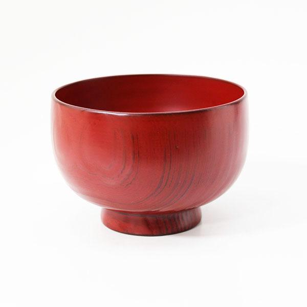 お味噌汁がたっぷり入るサイズ。漆の質感と自然な木目の味わいもある