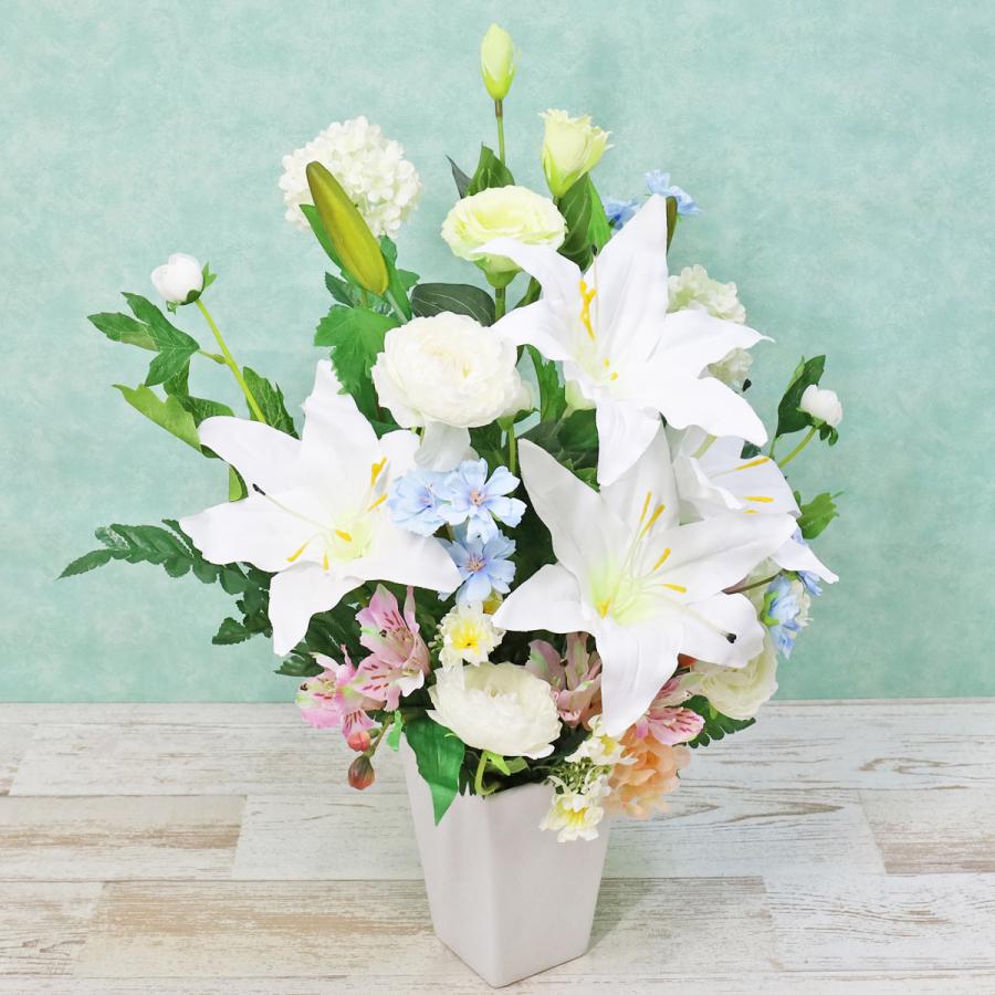造花 カサブランカにブルーやピンクの差し色が入ったアレンジ シルク