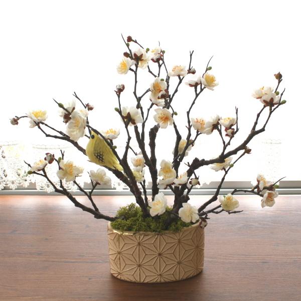 フラワーアレンジの器 造花 あさのはの器に入った小鳥が遊ぶ梅のアレンジ 赤 白 シルク