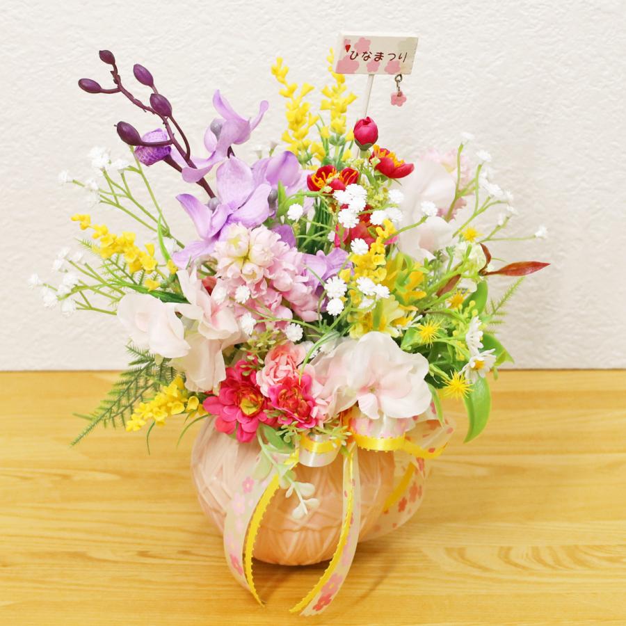 朱色とクリーム色の横広フラワーアレンジメント・造花 造花 てまりの花器にモカラとスイートピーなどのドーム型アレンジ