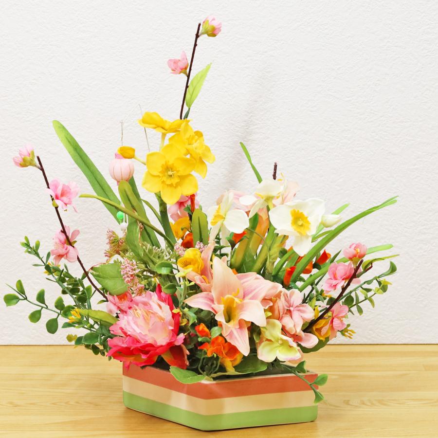 造花 水仙や桃などの春いっぱいのひし型の花器のアレンジ シルク