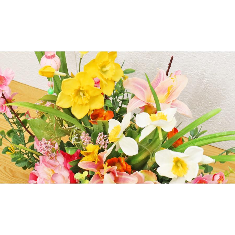 造花 水仙や桃などの春いっぱいのひし型の花器のアレンジ シルク