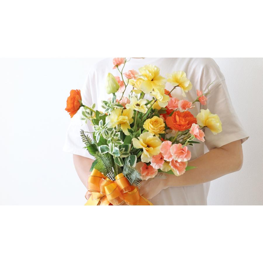 造花 春色ラナンキュラスやチューリップのクラッチブーケアレンジ