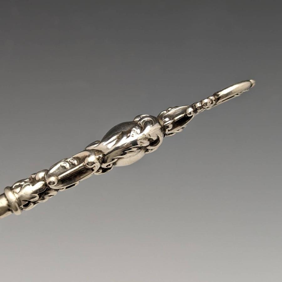 売り販促品 1912年 英国アンティーク 純銀ハンドル ボタンフック