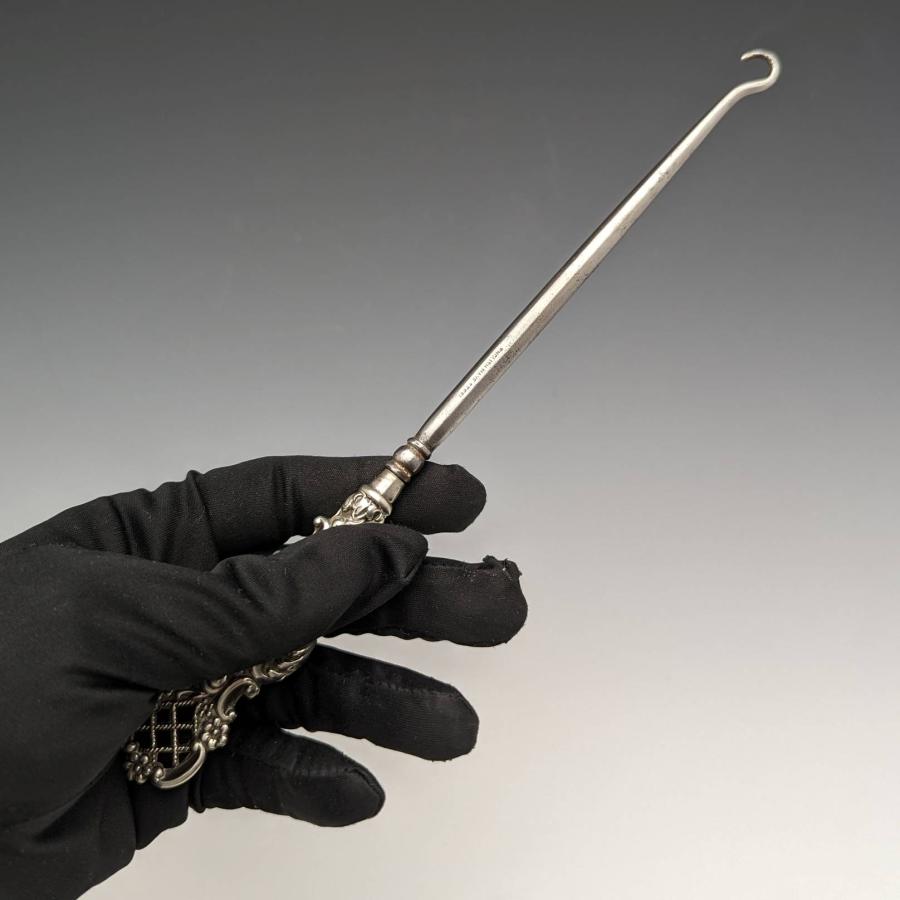 売り販促品 1912年 英国アンティーク 純銀ハンドル ボタンフック