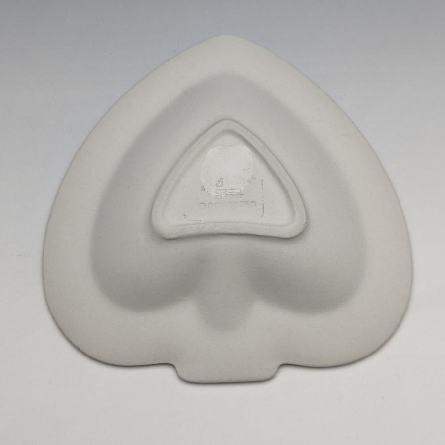 英国ヴィンテージ ウェッジウッド ジャスパーウェア製 スペード型ディッシュ ホワイト 英国ヴィンテージ ウェッジウッド ジャスパーウェア製 スペード