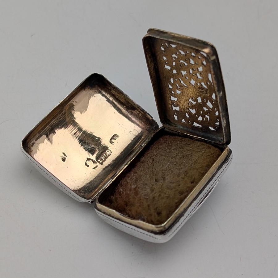 1820年 英国アンティーク 純銀製 ヴィネグレット スポンジ付 Ledsam&Vale 1820年 英国アンティーク 純銀製 ヴィネグレット スポンジ付