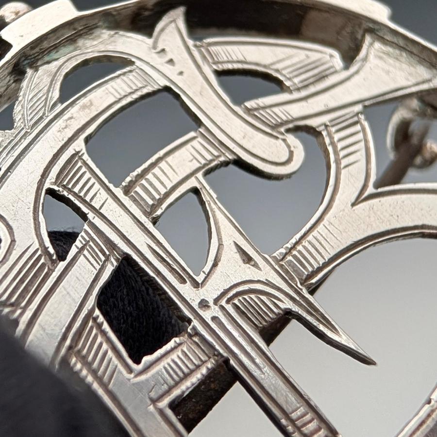 アンティーク 純銀製 モノグラム装飾 丸型ブローチ アンティーク 純銀製 モノグラム装飾 丸型ブローチ : アンティーク