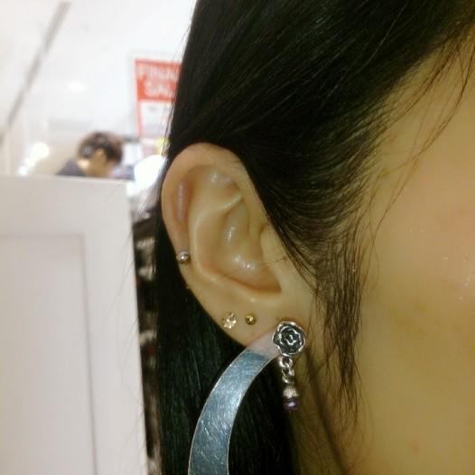 ZOCALO（ソカロ） ジュエルド・ローズ・フック・ピアス・ガーネット