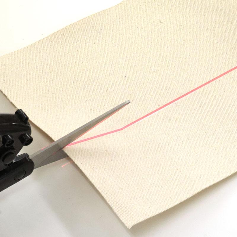 メール便のみ送料無料◆レーザーポインター付きハサミ(4436)【メール便2個まで】｜はさみ ハサミ レーザー ガイト 工作 裁縫 案内 まっすぐ 手芸用品 ポインター | 銀河工房 | 02