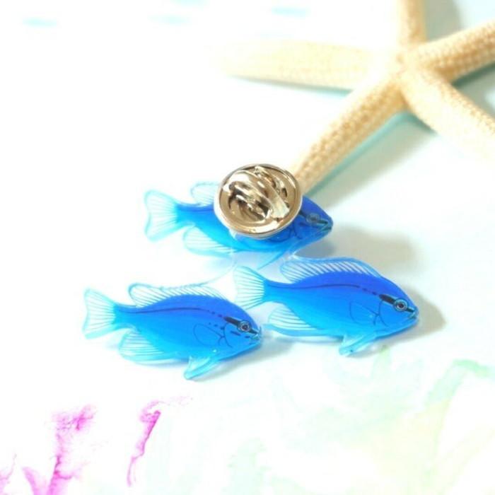 ルリスズメダイ ピンバッチ スズメダイ 画鋲 海の生き物 熱帯魚 魚 かわいい おしゃれ キラキラ ハンドメイド レディース 留め具 Ng017 カイセイ加工 透明屋パク 通販 Yahoo ショッピング
