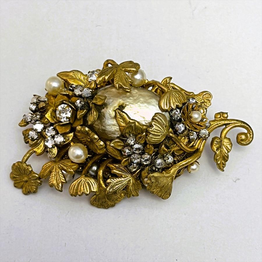 ヴィンテージミニアムハスケル花と戯れる天使の図　ゴールド系ブローチ ヴィンテージミニアムハスケル花と戯れる天使の図 ゴールド系