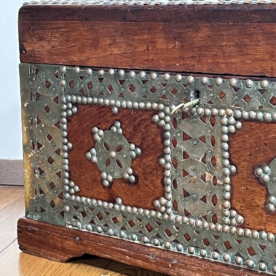 アンティーク アフリカ ザンジバルチェスト チーク材 鋲打 真鍮装飾