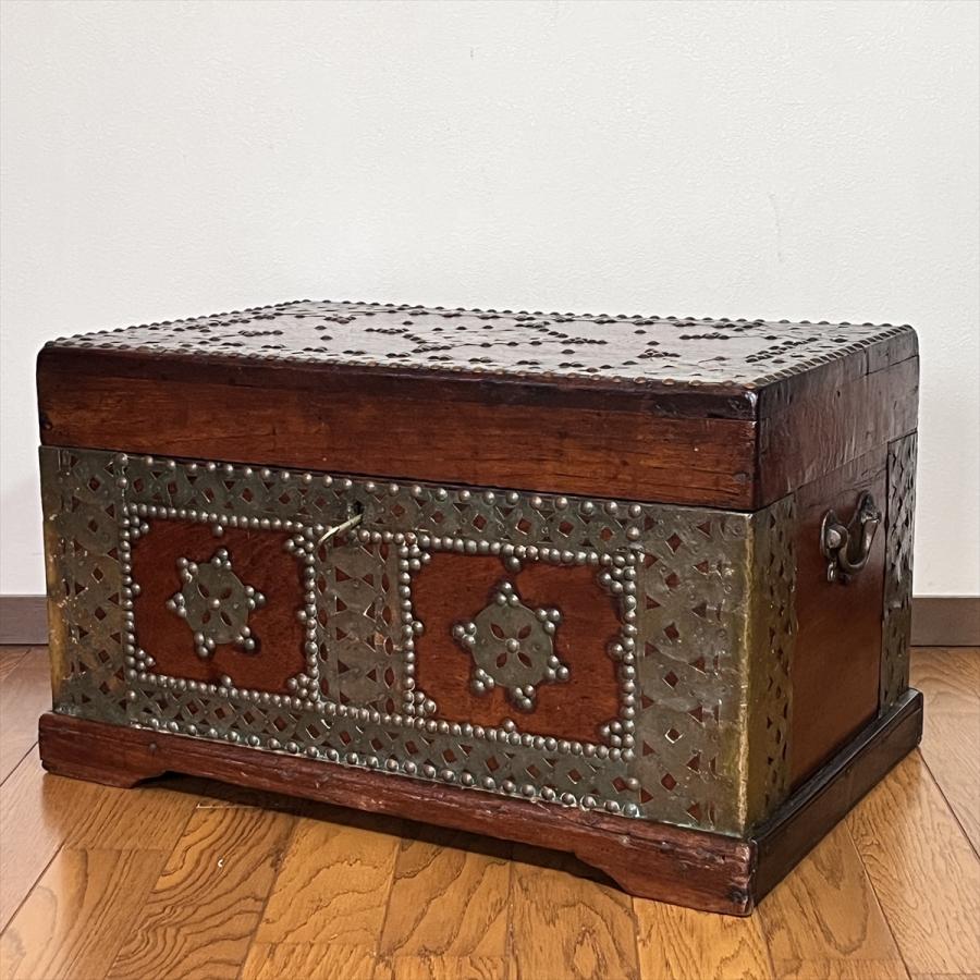 アンティーク アフリカ ザンジバルチェスト チーク材 鋲打 真鍮装飾