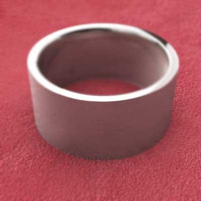 【新品未開封】 平たい リング メンズ 地金 Pt900 約9mm幅 大サイズ 厚さ約1.4mm 【IQY3543642864】(128240円)