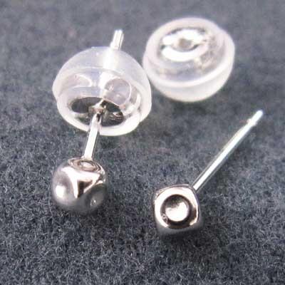 k18ホワイトゴールド ピアス シンプル 3mm サイコロピアス