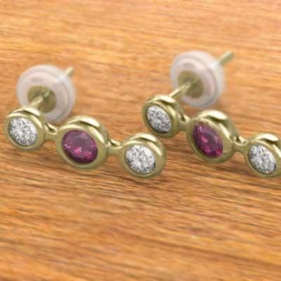 7月の誕生石 ルビー K18 ジュエリーピアス スリーストーンの画像