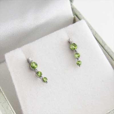 Pt900 ペリドット ジュエリーピアス スリーストーン 8月の誕生石の画像