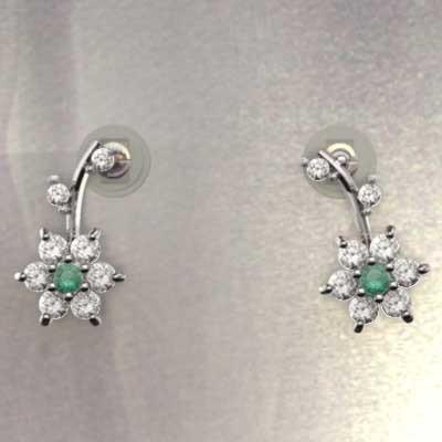 k18 5月誕生石 フラワー 天然ダイヤモンド ジュエリーピアス エメラルドの画像