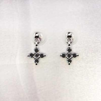 4月の誕生石 ファイブストーン ブラックダイヤモンド ジュエリーピアス クロス プラチナ900の画像