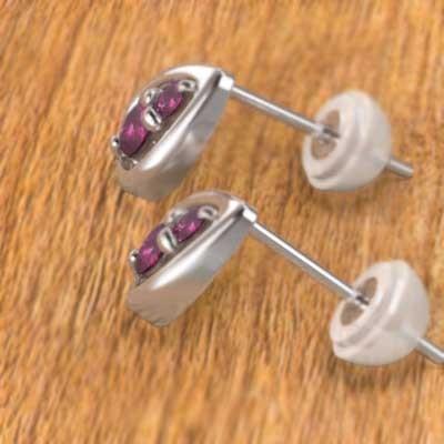 7月の誕生石 k18ホワイトゴールド ジュエリーピアス ルビー ティアドロップの画像