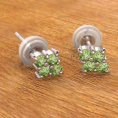 8月の誕生石 ピアス 18金ホワイトゴールド ペリドットの画像