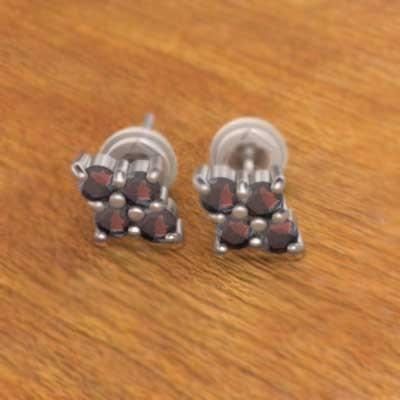 1月誕生石 ガーネット ジュエリーピアス 18金ホワイトゴールドの画像