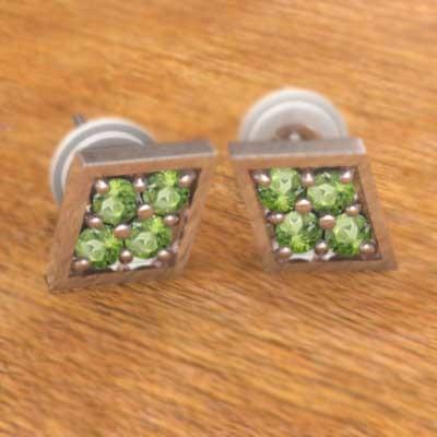 ピアス 8月の誕生石 Pt900 ペリドットの画像
