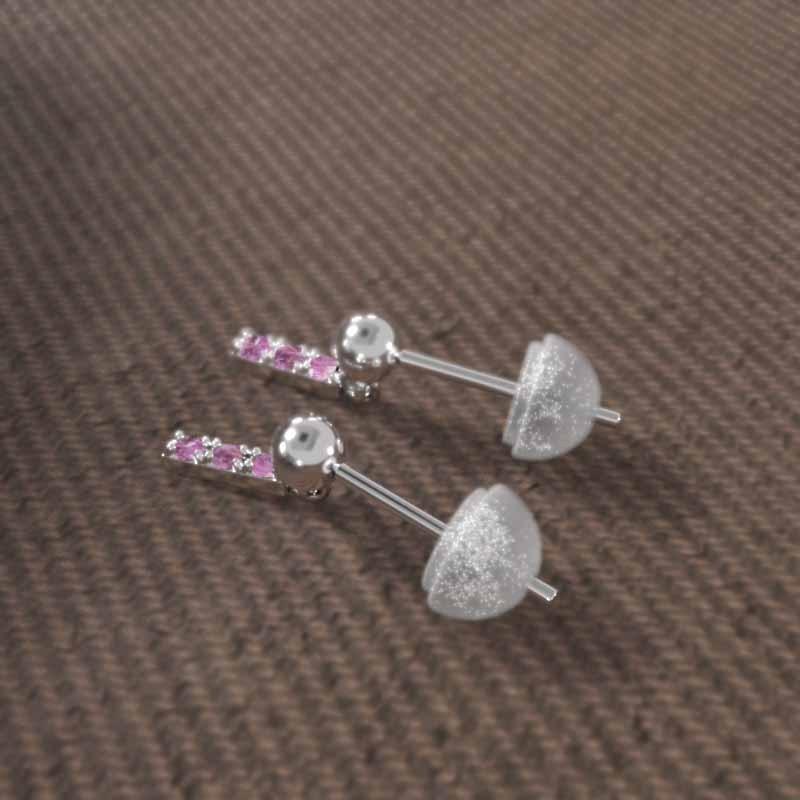 プレート ピアス 9月誕生石 小サイズ 18金ホワイトゴールド ピンクサファイヤ スリーストーンの画像