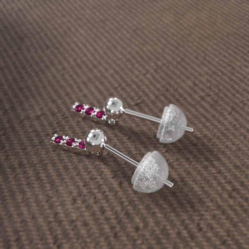 ルビー 7月の誕生石 18金ホワイトゴールド ピアス プレート 小サイズ スリーストーンの画像