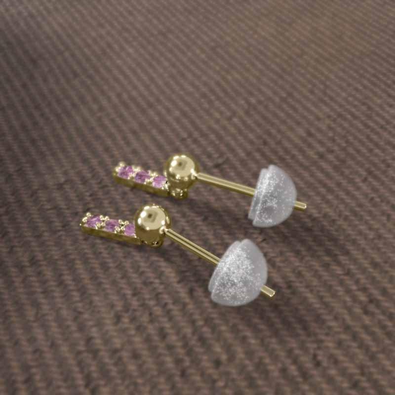 ピアス 9月の誕生石 小サイズ スリーストーン ピンクサファイヤ プレート 18金イエローゴールドの画像