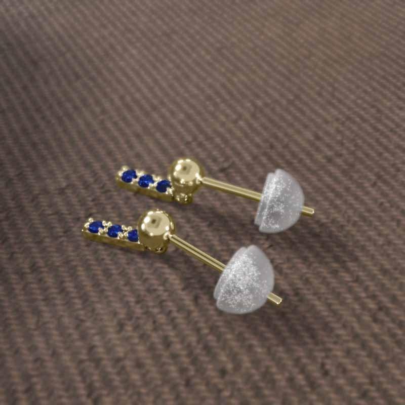 サファイア 小サイズ プレート ピアス k18 スリーストーン 9月の誕生石の画像