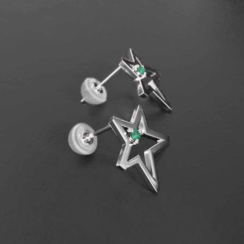 プラチナ900 中サイズ 5月の誕生石 ピアス 一粒石 エメラルド スターの画像