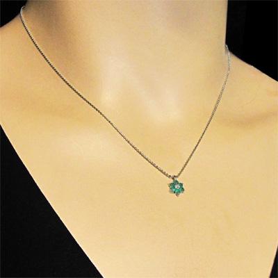 エメラルド ペンダントネックレス プラチナ900 フラワー 5月誕生石 ダイヤモンドの画像