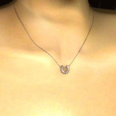 ペンダントトップとネックレス 11月の誕生石 スリーストーン 馬蹄 ブルートパーズ(青) k10ピンクゴールドの画像